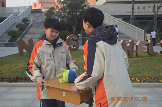初一6班爱心义卖—你帮我助.JPG