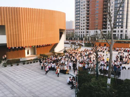 初二（6）班 陆宜淳“爱心攒动”.jpg